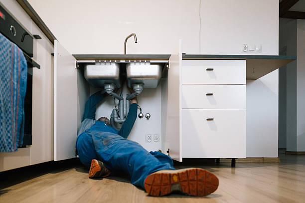 Professional Emergency Plumber technician working in Middletown, IL